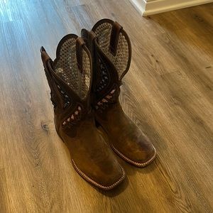 Men’s Ariat boots.